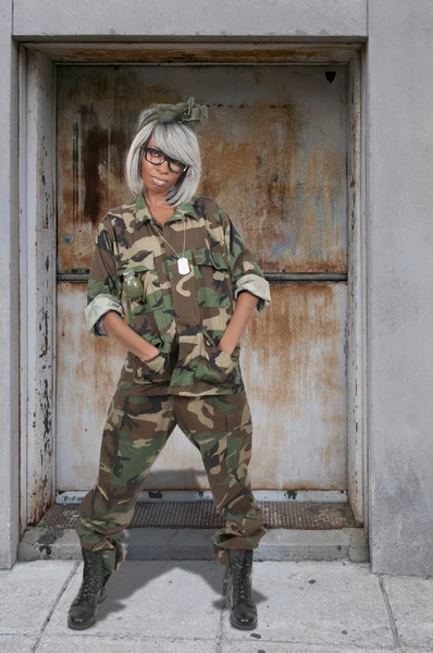 Voják žena s pistolí — Stock fotografie