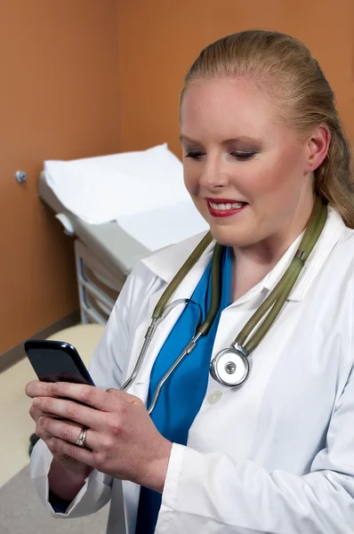 Woman Doctor Texting — Stock Photo, Image