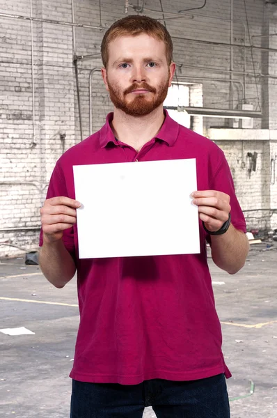 Homem segurando papel em branco — Fotografia de Stock