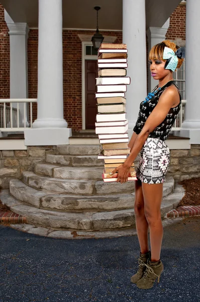 Mujer sosteniendo libros — Foto de Stock
