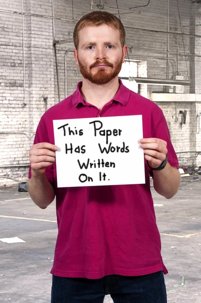 Hombre sosteniendo papel en blanco — Foto de Stock