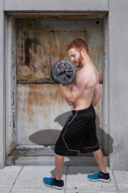 adam ağırlık kaldırma