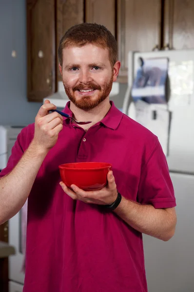 Giovane che mangia — Foto Stock