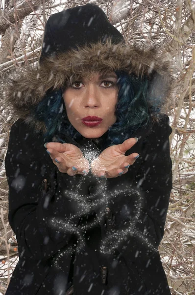 Femme soufflant neige — Photo