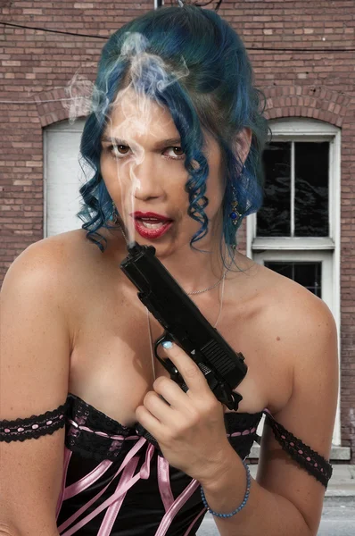Όμορφη γυναίκα με ένα πυροβόλο όπλο — Φωτογραφία Αρχείου