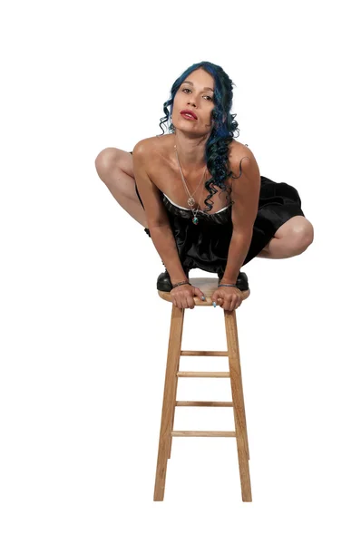 Femme équilibrage sur un tabouret — Photo