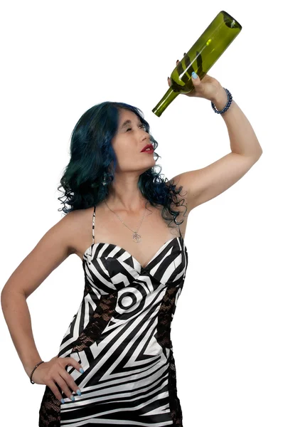 빈 와인 병을 가진 여자 — 스톡 사진