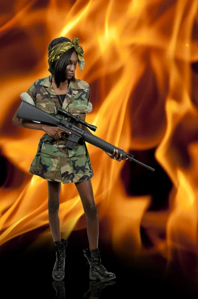 Mujer con rifle de asalto — Foto de Stock
