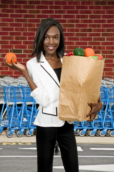 Femme épicerie — Photo