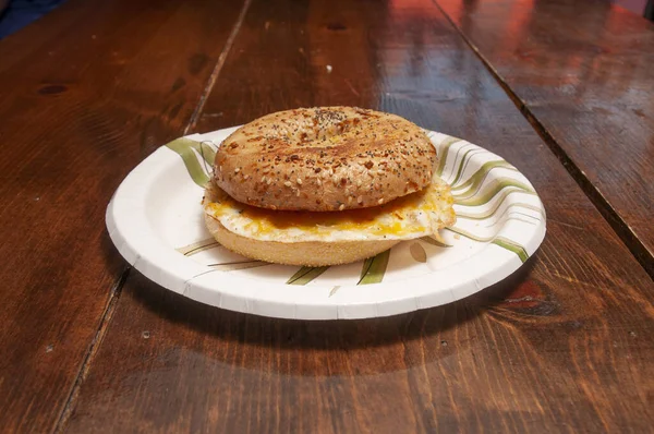 Een Hartig Kaas Bagel Ontbijt Sandwich — Stockfoto