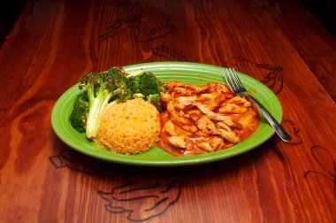 Kızarmış chipotle Hicken fırında aşk pişirilmiş.