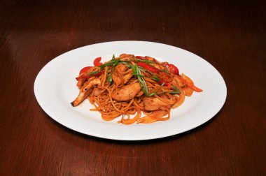 Baharatlı tavuk ve erişte olarak bilinen lezzetli yemekler.