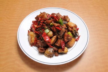 Kırmızı biberli tavuk olarak bilinen lezzetli Çin yemeği.