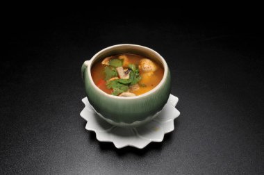 Mantar çorbası olarak bilinen lezzetli Asya yemeği.