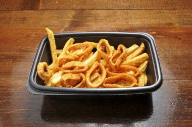 Kızarmış kalamar halkaları olarak bilinen deniz ürünleri lezzeti.