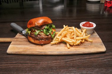 Lezzetli bir cheeseburger. Ekmeğin üzerinde her şey var.