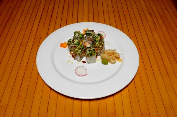 Geleneksel ve otantik Japon usülü suşi piyanosu olarak bilinir.