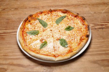 Lezzetli domates soslu peynir kaplanmış sıcak ve lezzetli pizza turtası. 