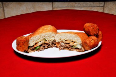 Lezzetli Amerikan mutfağı Philly Peynirli Bifteği olarak bilinir.