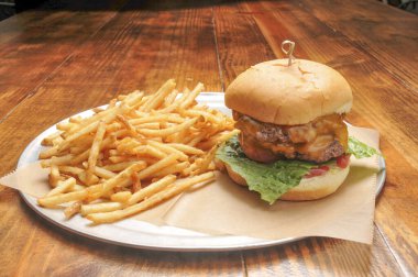 Lezzetli çizburger ve patates kızartması..