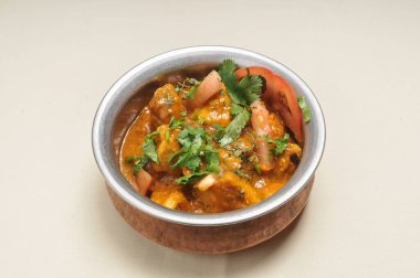 Lezzetli ve otantik mutfağa körili tavuk denir.