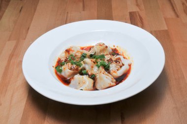 Geleneksel ve otantik Çin yemeği olarak bilinen Szechuan Chili Wonton