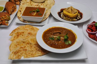 Tavuk Chettinad Parotta olarak bilinen lezzetli ve otantik bir mutfak.