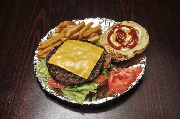 Délicieux Cheeseburger Avec Toutes Les Fixations Sur Chignon — Photo