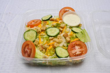 Renkli bir yeşil bahçe salatası..