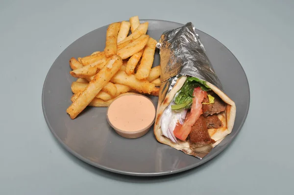 Heerlijke Griekse Keuken Bekend Als Gegrilde Biefstuk Gyro — Stockfoto