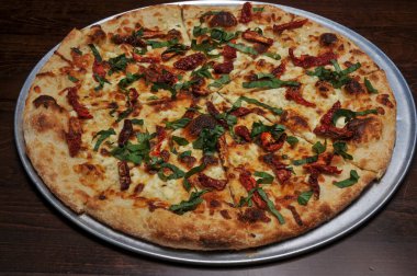 Lezzetli domates soslu peynir kaplanmış sıcak ve lezzetli pizza turtası. 