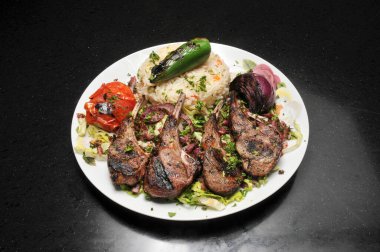 Lezzetli ve geleneksel kuzu pirzolası olarak bilinir.