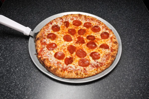 Вкусный Томатный Соус Сыром Покрытый Горячими Вкусными Пиццей Пепперони — стоковое фото