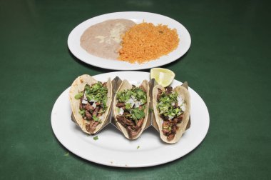 Otantik Tex Meksika mutfağı biftek tacoları olarak bilinir.