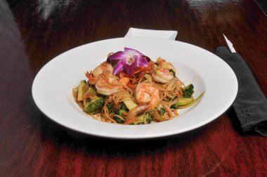 Geleneksel ve otantik Çin mutfağı karides lo mein olarak bilinir.