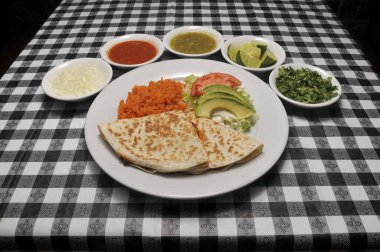 Quesadilla olarak bilinen geleneksel Meksika lezzeti