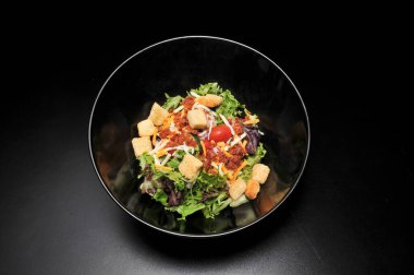 Lezzetli ve çok renkli karışık yeşil bahçe salatası..