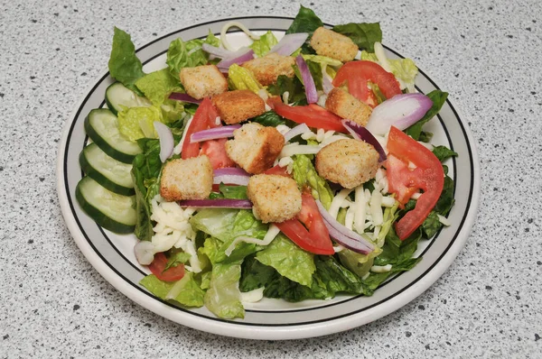 Heerlijke Zeer Kleurrijke Gegooide Groene Tuinsalade — Stockfoto