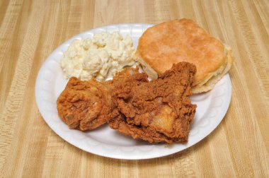 Bir yığın lezzetli güney kızarmış tavuğu..