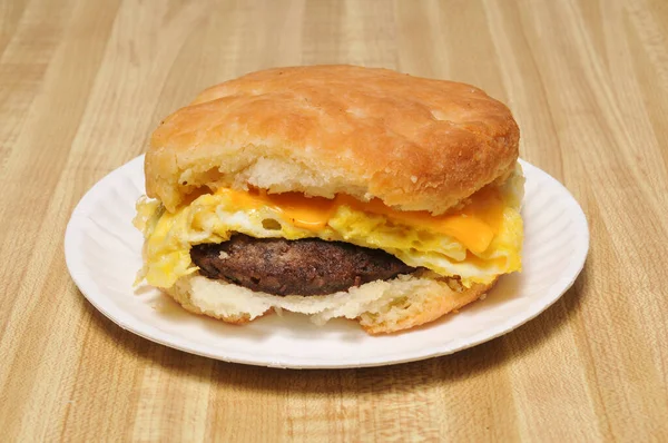 红红的香肠蛋和奶酪饼干早餐三明治 — 图库照片