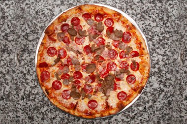 Lezzetli domates soslu peynir, sıcak ve lezzetli et severler pizzası. 