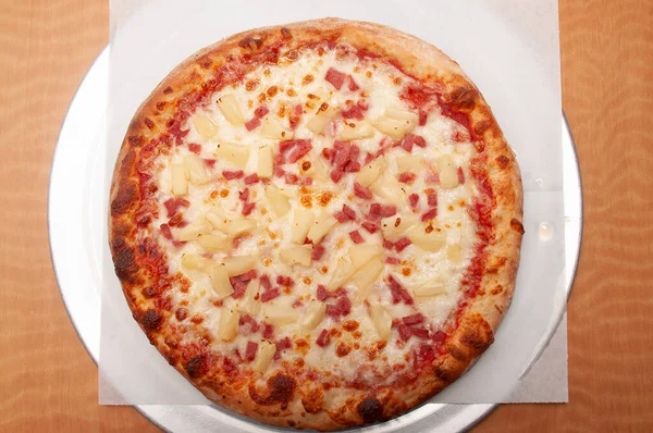 Heerlijke Tomatensaus Kaas Bedekt Met Hete Smakelijke Hawaiiaanse Pizza Taart — Stockfoto