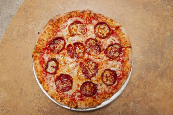 Heerlijke Tomatensaus Kaas Bedekt Met Hete Smakelijke Pepperoni Pizza Taart — Stockfoto