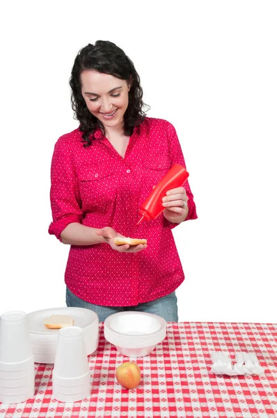 Vrouw knijpen ketchup — Stockfoto