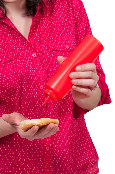 Vrouw knijpen ketchup — Stockfoto