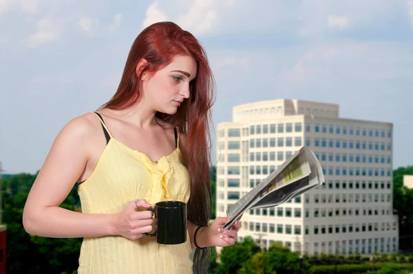 Frau trinkt Kaffee — Stockfoto