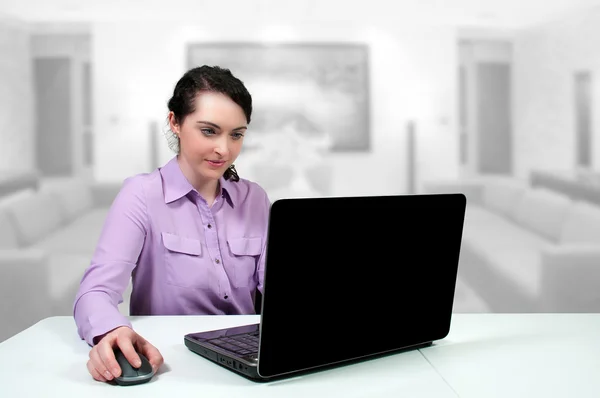 Mujer usando portátil —  Fotos de Stock