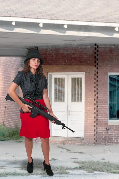 Mujer con rifle de asalto — Foto de Stock