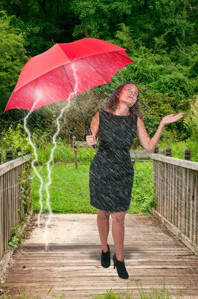 Vrouw bedrijf paraplu — Stockfoto