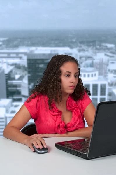 Vrouw met laptop — Stockfoto